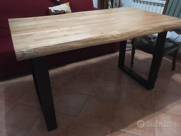 Tavolo moderno con gambe nere.