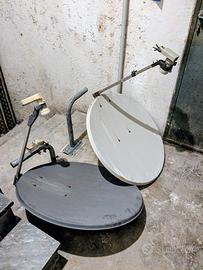 Due antenne paraboliche satellitari