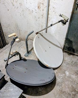Due antenne paraboliche satellitari