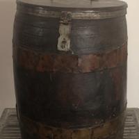 PICCOLA BOTTE CONTENITORE IN LEGNO E METALLO