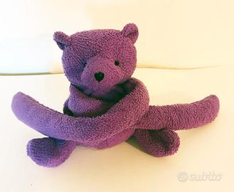 Peluche orsetto che abbraccia.