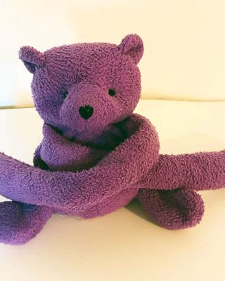 Peluche orsetto che abbraccia.