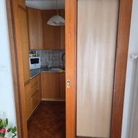 Porta scorrevole in legno e vetro