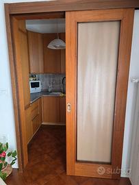 Porta scorrevole in legno e vetro