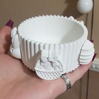 vasetto fatto in gesso con simboli 