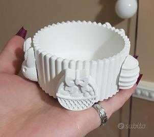 vasetto fatto in gesso con simboli 