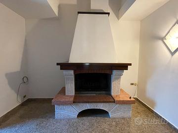 Caminetto Piazzetta in pietra e legno