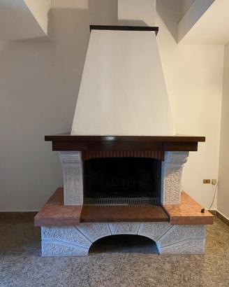 Caminetto Piazzetta in pietra e legno