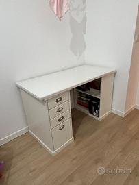 Scrivania componibile Ikea con cassettiera