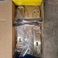 Maniglie per porte in ottone nuove