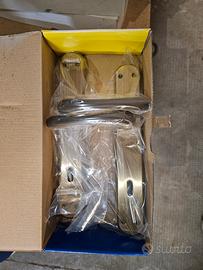 Maniglie per porte in ottone nuove