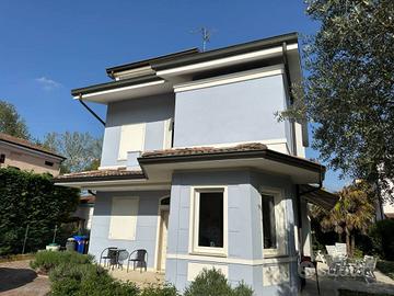 Villa di 250 m² con 5 locali e box auto a Mirandol