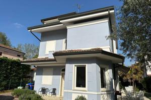 Villa di 250 m² con 5 locali e box auto a Mirandol
