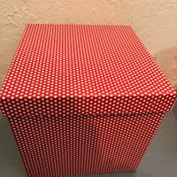 Scatola decorativa rossa a pois bianchi