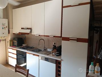 cucina con tavolo 4 sedie+ elettrodomestici 