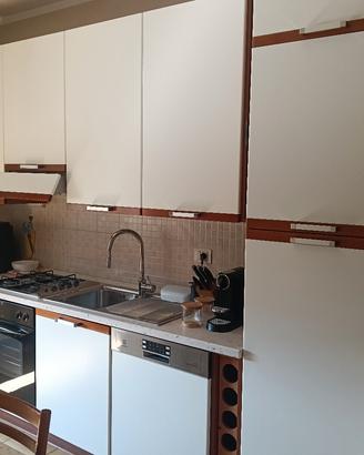 cucina con tavolo 4 sedie+ elettrodomestici 