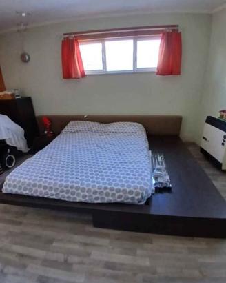 Letto matrimoniale stile giapponese con due settim