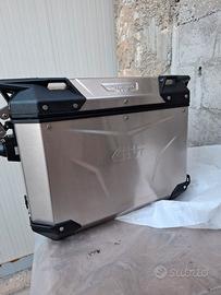 Givi trekker outback EVO 37lt. 
Nuova 