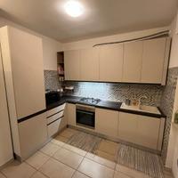 cucina con elettrodomestici 