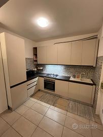 cucina con elettrodomestici 