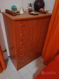 Mobili in legno per arredo casa.