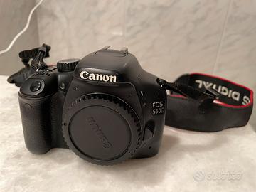 Fotocamera reflex Canon Eos 550D (solo corpo)