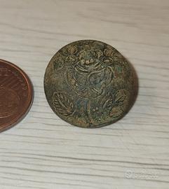 Bottone vintage con motivi floreali placcato oro?)