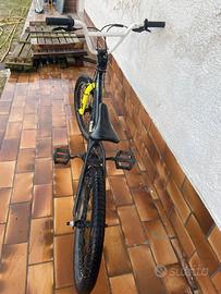 Bicicletta BMX ragazzo.