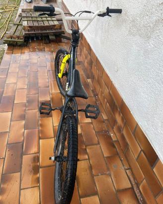 Bicicletta BMX ragazzo.