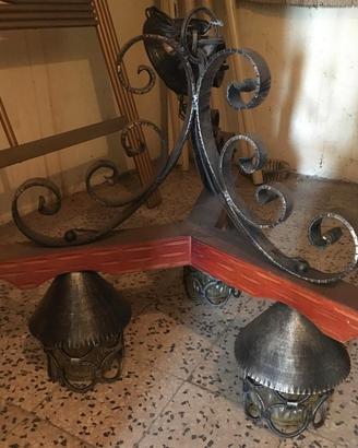 Lampadario in legno e ferro battuto