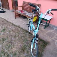 Brompton azzurra con borsa nera 