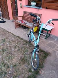 Brompton azzurra con borsa nera 
