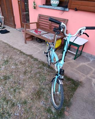 Brompton azzurra con borsa nera 