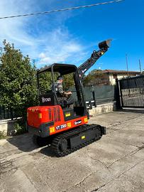 E155 Escavatore 24 q Hinowa VT2500 allargabile