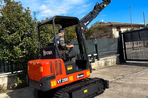 E155 Escavatore 24 q Hinowa VT2500 allargabile