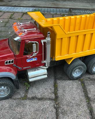 Camion Bruder Mack