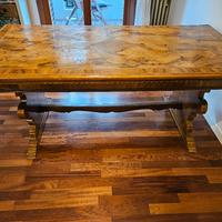 Pregiato tavolo antico in radica