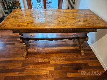 Pregiato tavolo antico in radica