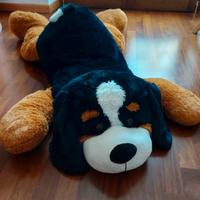 Cane peluches gigante sdraiato