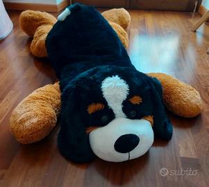 Cane peluches gigante sdraiato