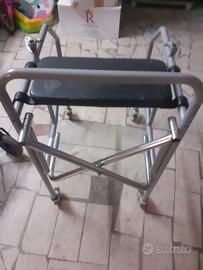 Carrello a girello per persona anziana