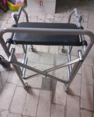 Carrello a girello per persona anziana