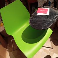 Sedia con tavoletta Kartell verde di  Magistretti 