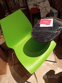 Sedia con tavoletta Kartell verde di  Magistretti 