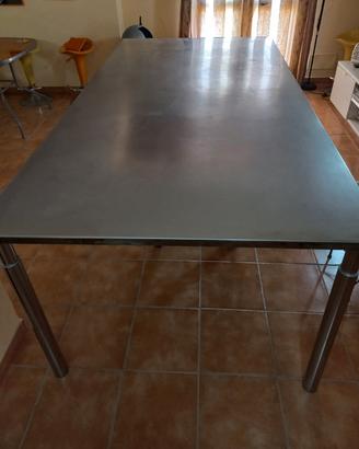 tavolo in acciaio 