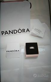 Pandora - anello a fascia e logo