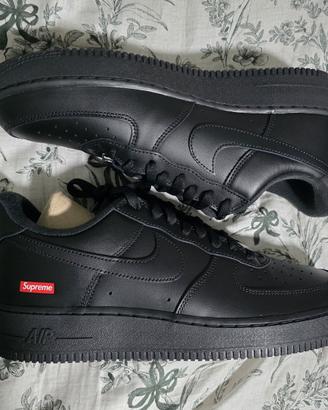 Air Force 1 Supreme nere