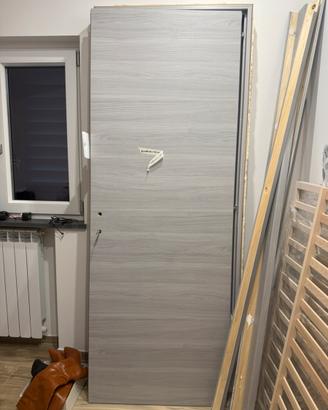 Porta battente da interno grigia apertura a DX