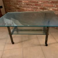 Tavolino con ripiani in vetro 