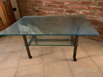 Tavolino con ripiani in vetro 